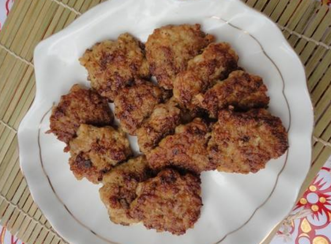 手游美食秘籍，妄想山海青菜肉饼制作全攻略