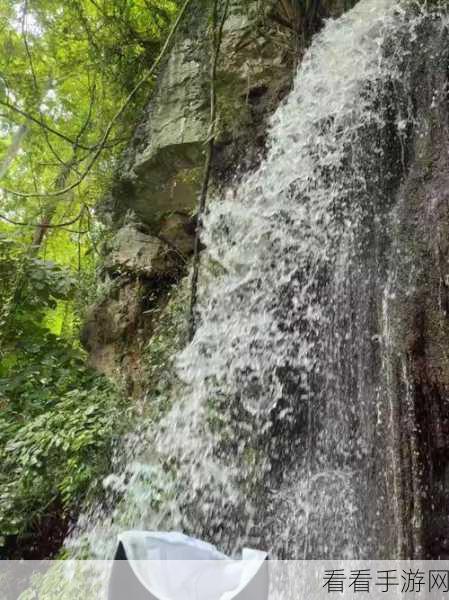 两峰夹小溪地湿又无泥诗：两峰夹溪水潺潺，湿润无泥映山光