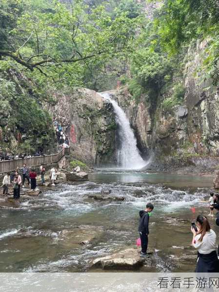 妈妈桃源洞口已是溪水：妈妈桃源洞口溪水潺潺，山间风景如诗如画。