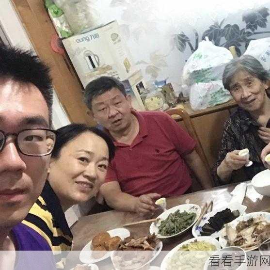 吃饭时某处紧密连接在一起的内涵：用餐时那份紧密相连的默契与温情