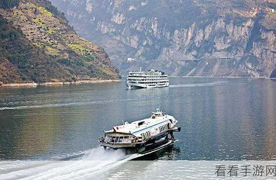 两峰夹小溪地湿又无泥诗：两峰相拥小溪流，湿润无泥映晴空