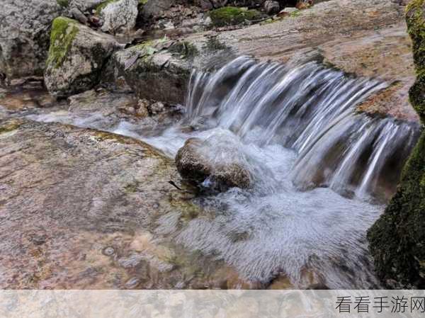 两峰夹小溪地湿又无泥诗小说：双峰环抱小溪流，湿润无泥诗情画意