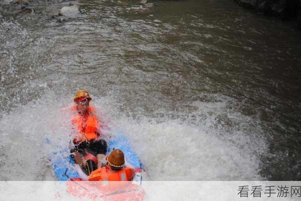 两人 上面2人 下边水：“上下相依，两人共筑梦想，水润心田”